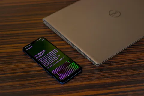 Laptop és mobil; korábban írógép és tárcsás telefon Hasonló telefonnal és laptoppal dolgozom én is