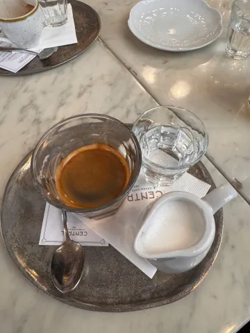 Szép gesztus a víz a kávé mellé. Fotó: Lakatos György/Pexels