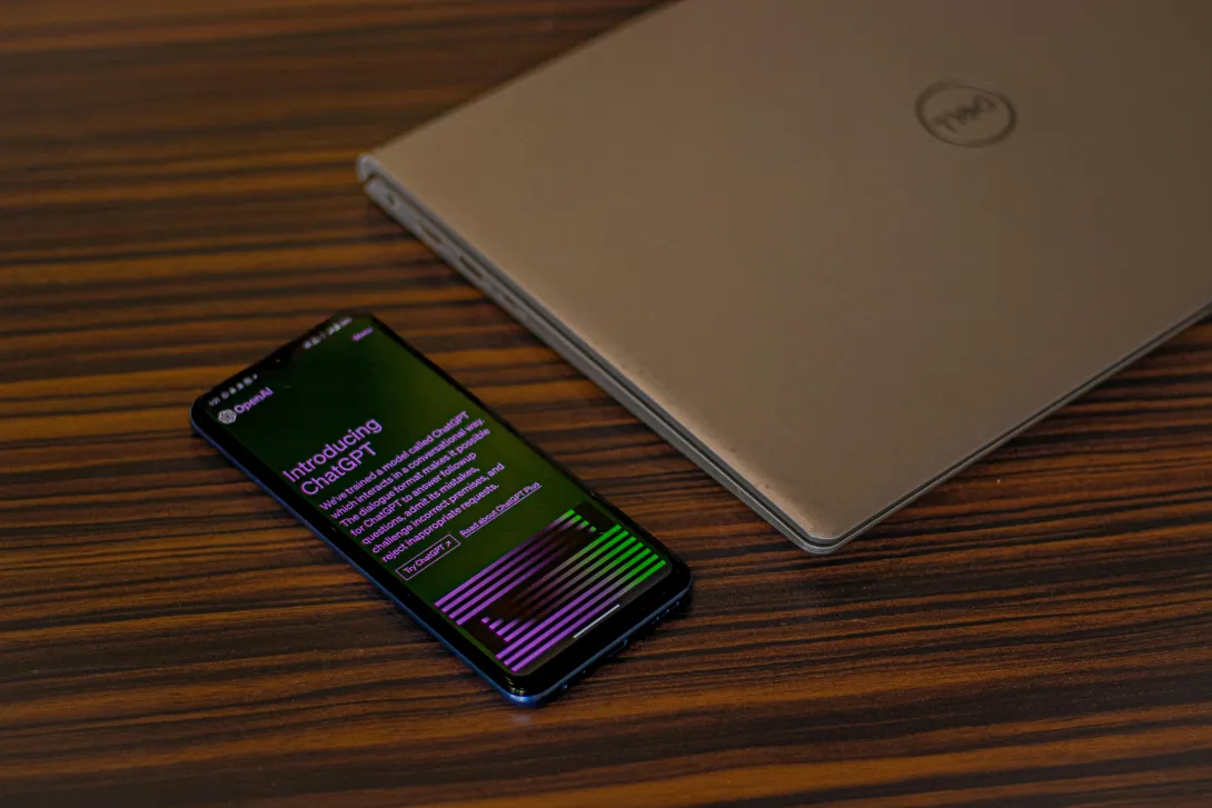 Laptop és mobil; korábban írógép és tárcsás telefon Hasonló telefonnal és laptoppal dolgozom én is